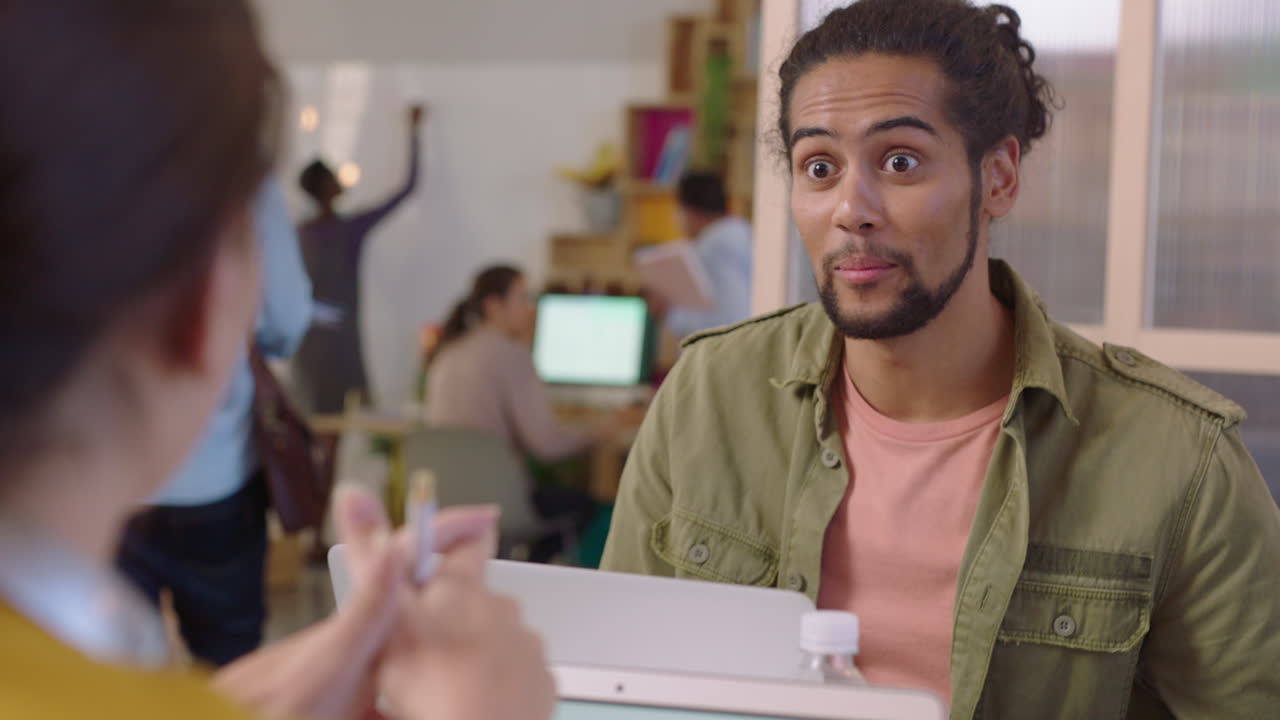 jóvenes empresarios que se reúnen con clientes que comparten ideas creativas que disfrutan de la conversación que discuten la estrategia de desarrollo de la empresa nueva emprendedores felices que dan cinco en una entrevista de trabajo exitosa