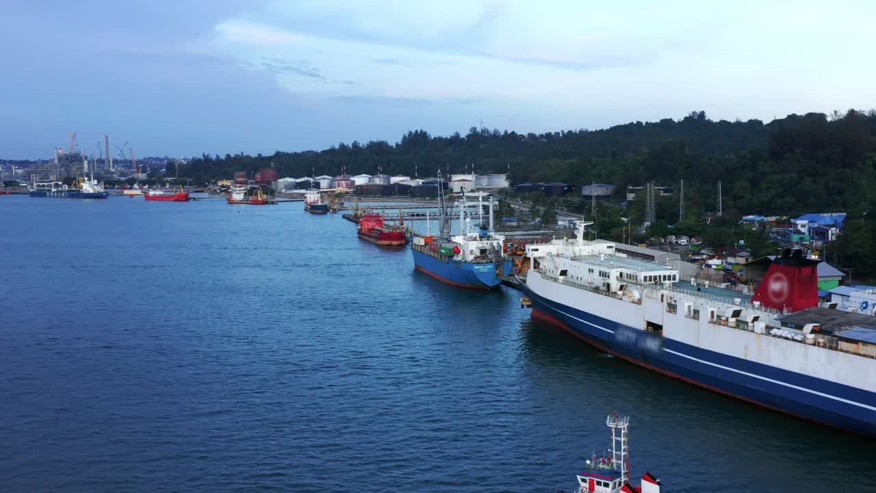 Pertamina Oil Refinery Plant Expansion At The Port Of Balikpapan City ...