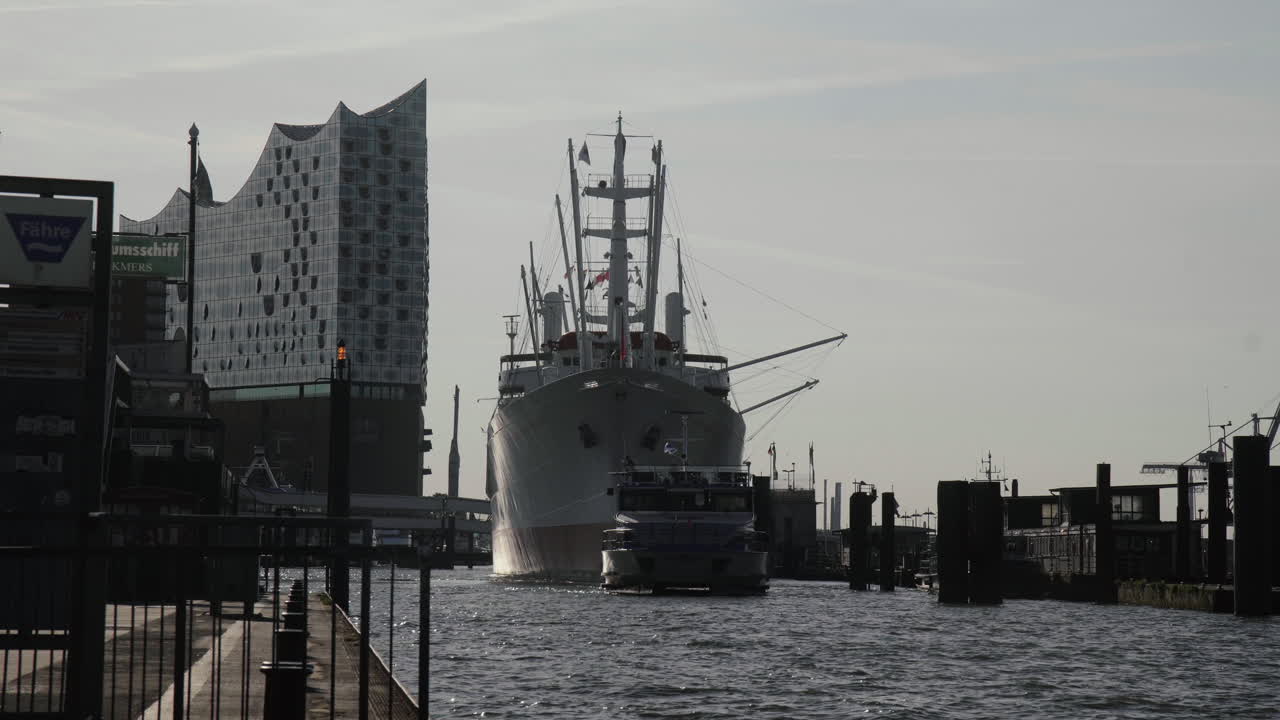 elbphilharmonie y cap san diego vista desde hamburg landungsbrücken temprano en la mañana