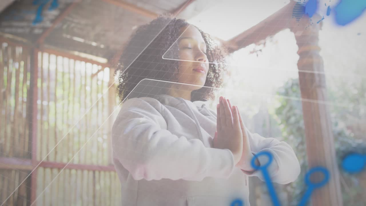 Mujer levantando los brazos por encima de la cabeza en una pérgola, practicando mindfulness con gráficos digitales que rastrean el movimiento