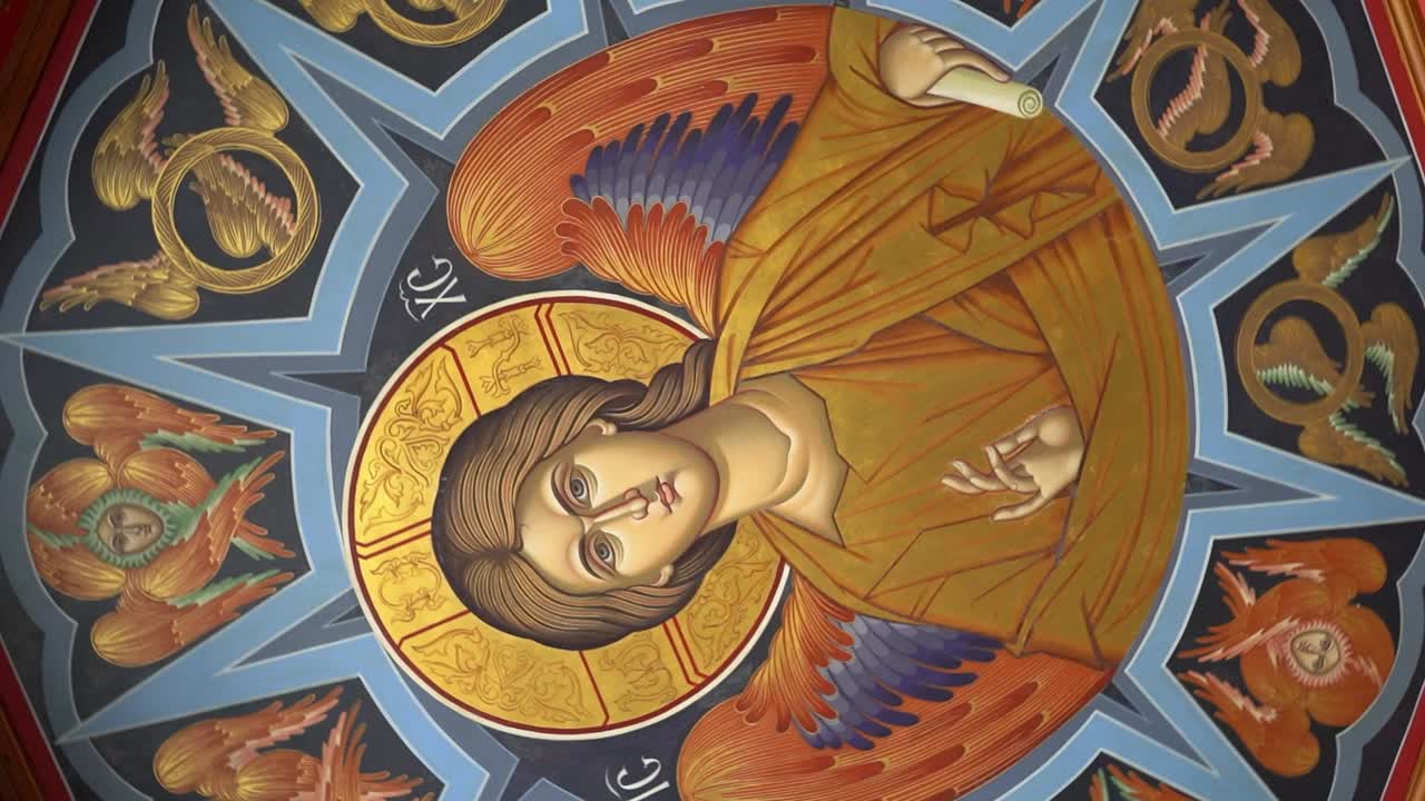 ángel pintado artísticamente en un techo de un monasterio