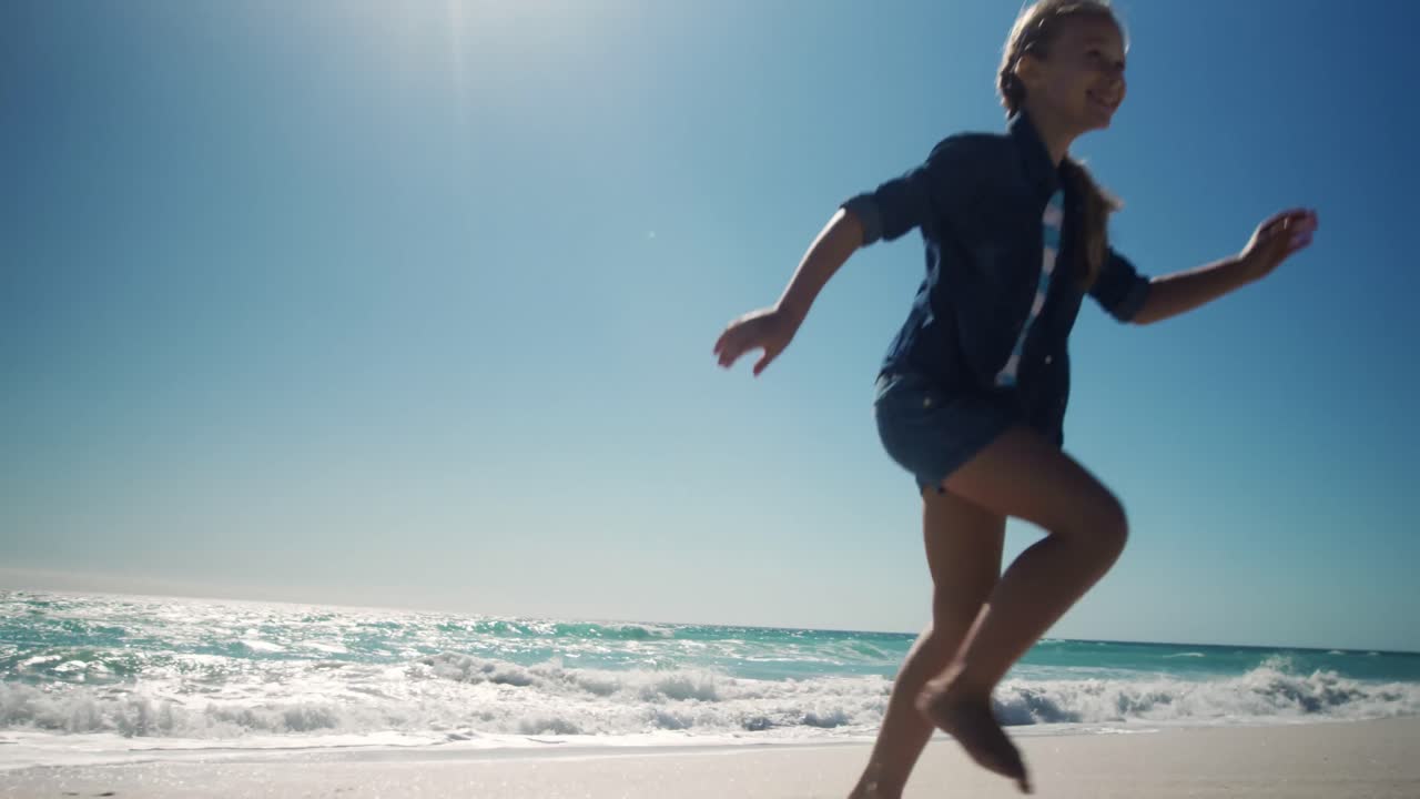 Bambina che corre in spiaggia