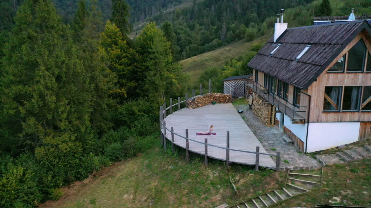 práctica de yoga en la cabaña de la montaña