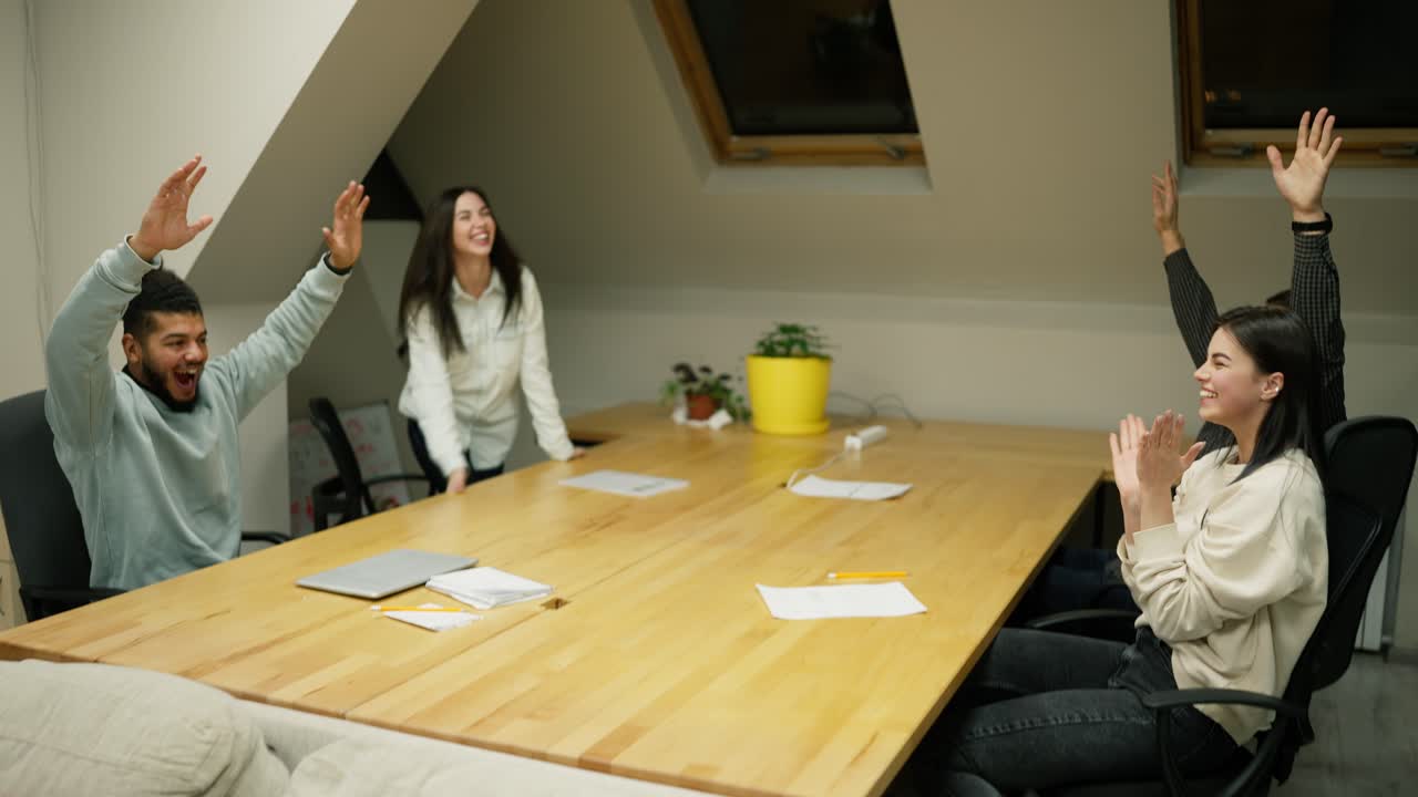 de cerca felices y diversos adultos de negocios que se dan la mano