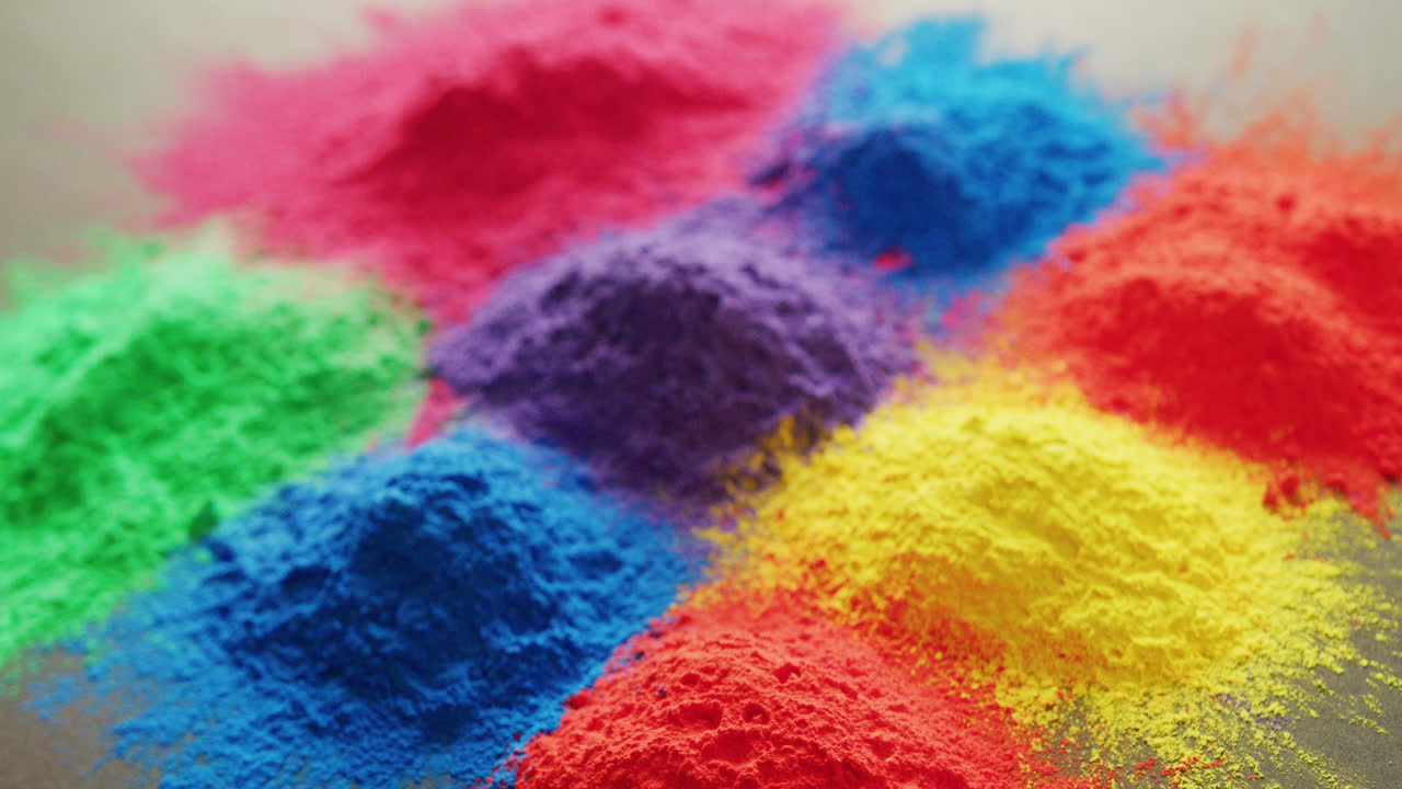 Video di primo piano di polveri multicolori con spazio per il testo su sfondo bianco