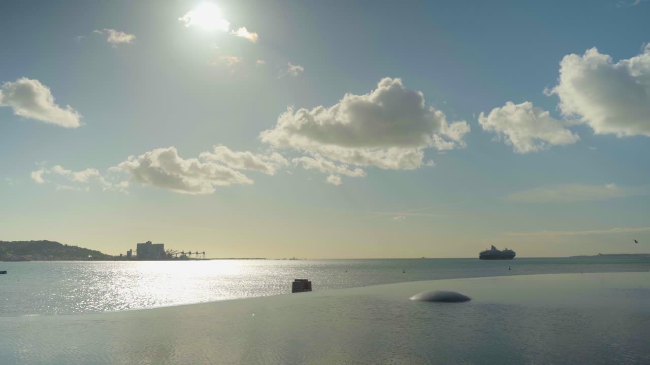 상호 연결 튜브 4k가 있는 푸른 하늘 아래 리스본 샹팔리마우드 재단 현대식 건물 건축