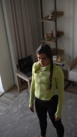 mujer haciendo sesión de estiramiento en línea en casa