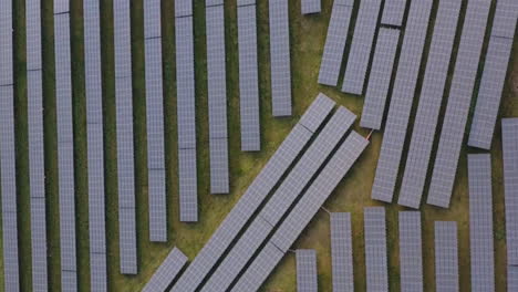 vista aérea de pájaro de una enorme matriz de paneles solares, concepto de energía sostenible y alternativa, disparo de drones de arriba hacia abajo