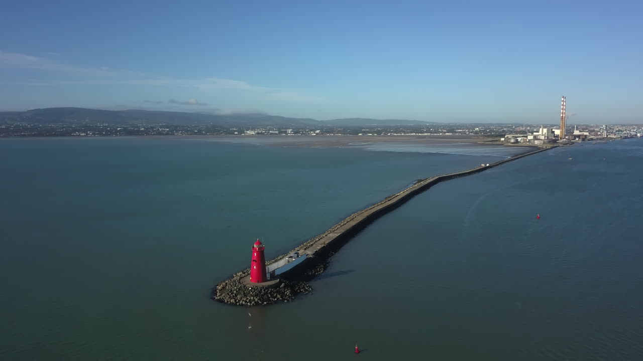더블린 베이 입구에 있는 풀베그 등대의 아름다운 공중 영상