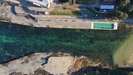 Klares-Blaues-Wasser-Von-Clovelly-Bay-Und-Geoff-James-Ocean-Pool-In-New-South-Wales,-Australien