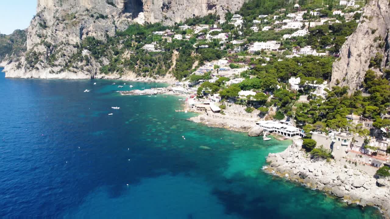 capri, italia: vista aérea de la famosa isla italiana cerca de nápoles, parte sur de la isla, muchos barcos y yates amarrados cerca de marina piccola - panorama paisajístico de europa desde arriba