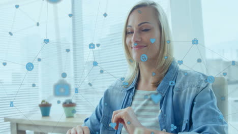 animación de la red de conexiones con iconos sobre mujer caucásica usando computadora portátil