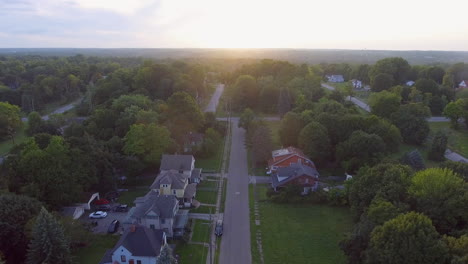 Drone-Delantero-Disparó-Hacia-Una-Puesta-De-Sol-En-Un-Día-De-Finales-De-Verano-En-Youngstown-Ohio