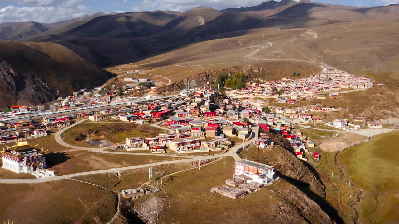 drone se eleva sobre el pueblo de la colina en las praderas de tagong de sichuan en el oeste de china