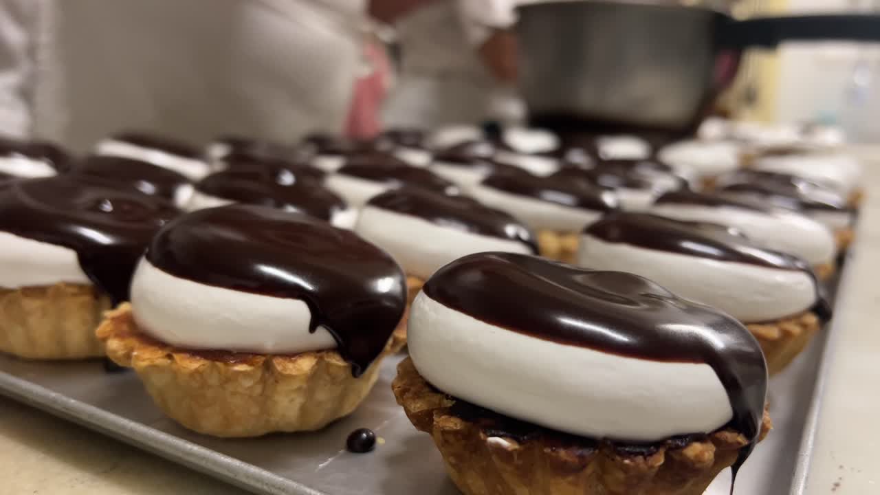vista en primer plano de la elaboración de tortas tradicionales caseras de chocolate y meringa