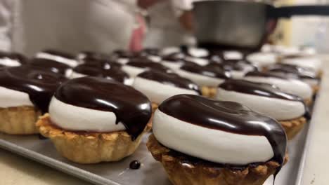 vista en primer plano de la elaboración de tortas tradicionales caseras de chocolate y meringa