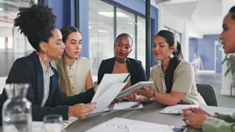 tableta, documentos y diversidad mujeres revisión