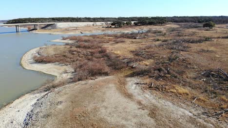 Tiefflug-Nahe-Der-Küste,-Abdriften-Vom-Wasser-Weg-Und-In-Richtung-Einer-Bucht