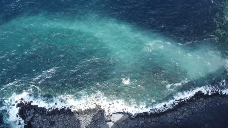 Irlanda-Acantilados-De-Moher,-Impresionantes-Colores-Marinos-En-La-Base-Del-Acantilado