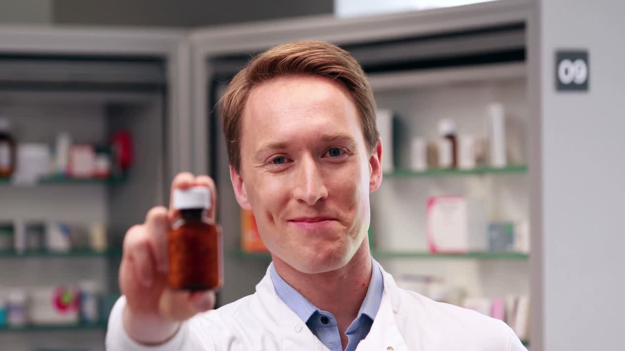 약을 찾는 잘생긴 약사