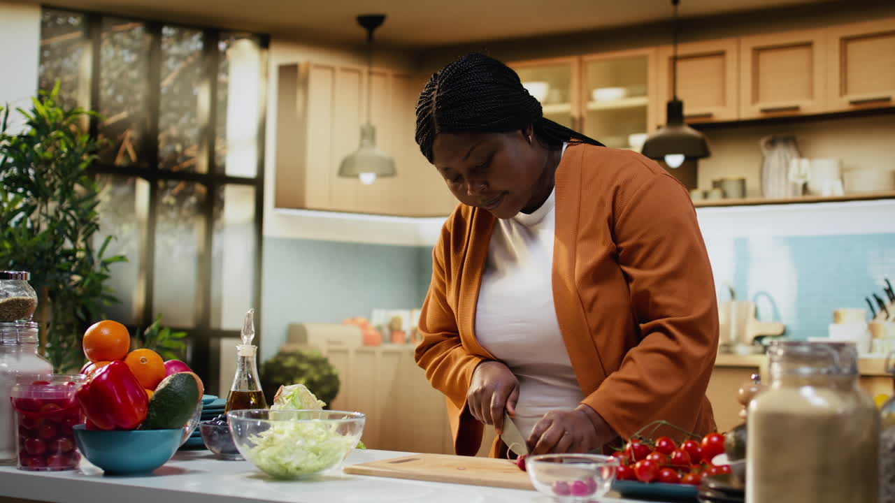 Influencer chef (donna) che taglia ingredienti freschi per una ciotola di insalata