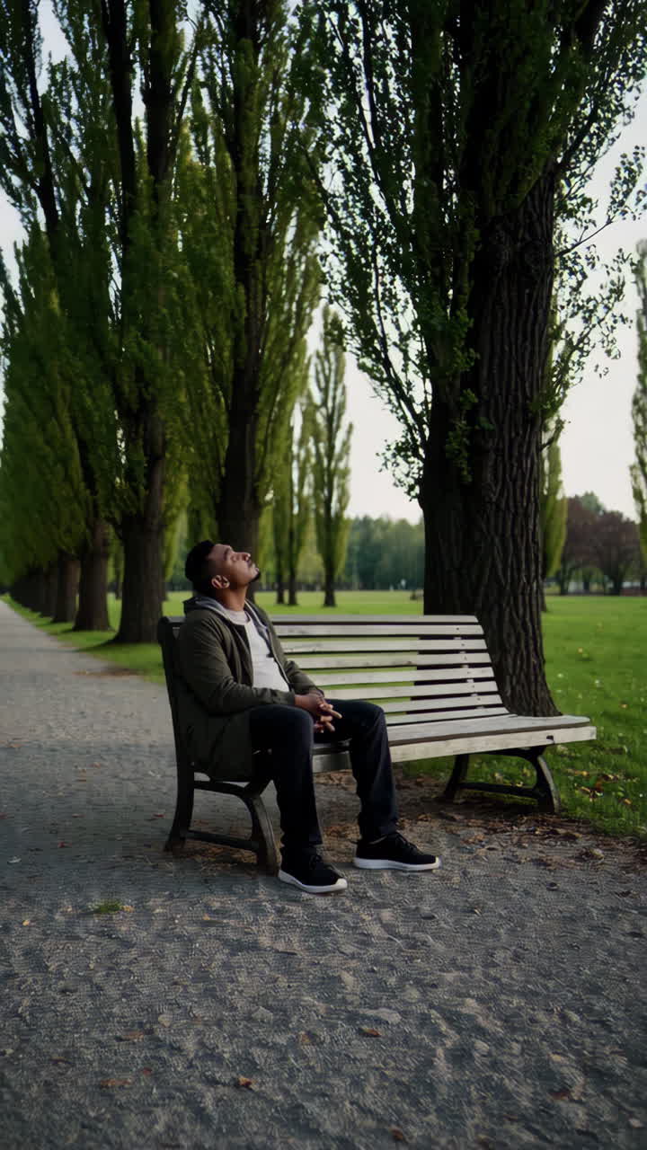 공원 의 벤치 에 앉아 있는 사람