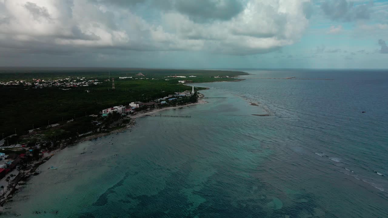 vista de avión no tripulado de la playa de mahahual en méxico