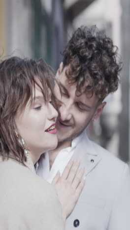 pareja en la calle de la ciudad