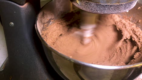 batidora de cocina mezclando glaseado de chocolate a velocidad rápida