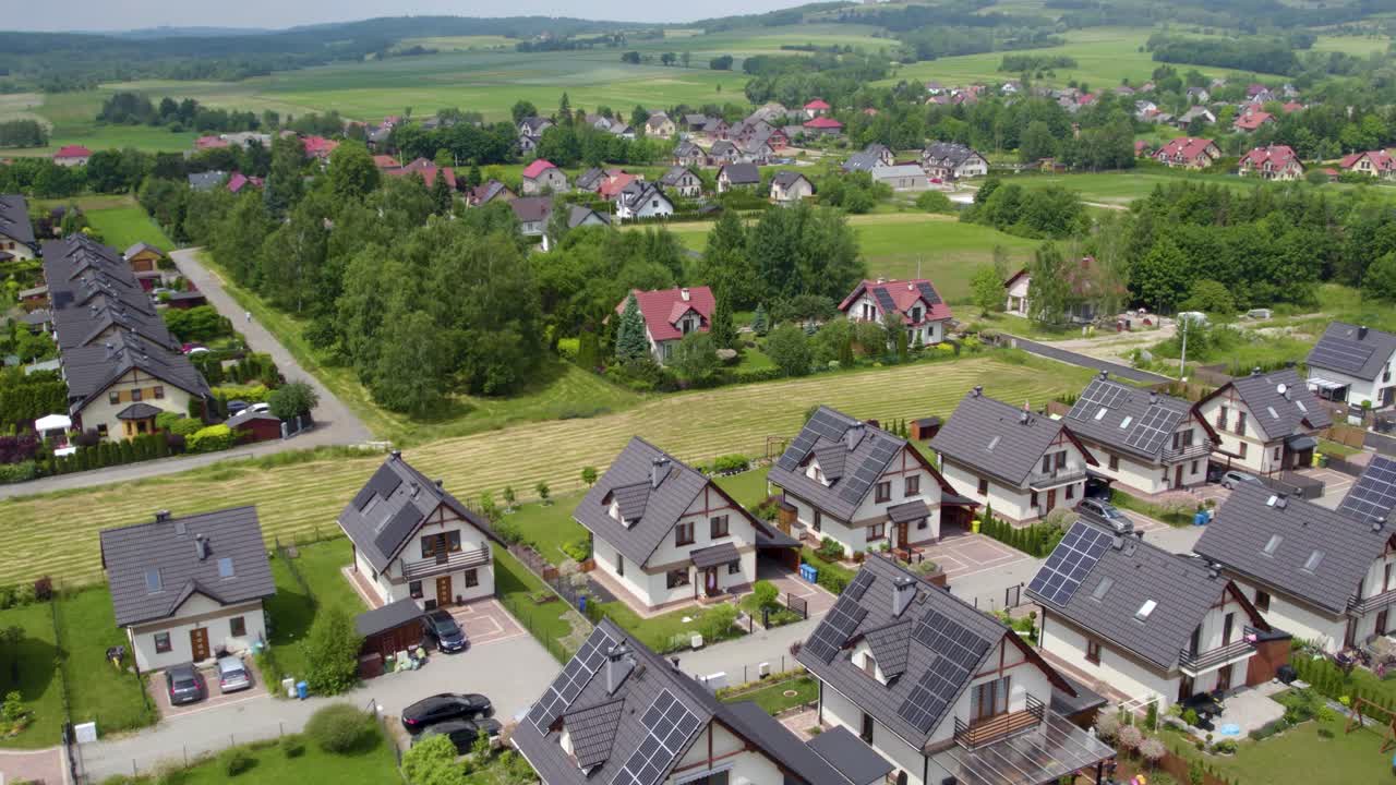 Letecký snímek moderní čtvrti, rodinných domů a polí