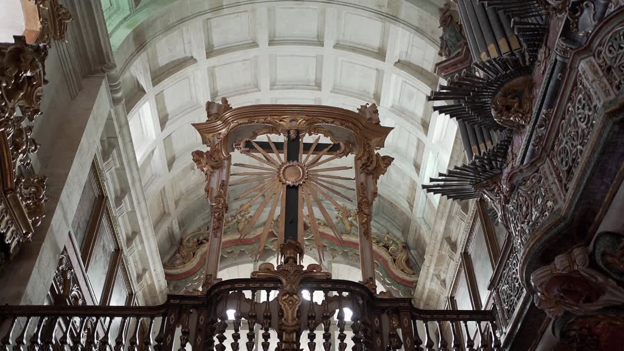 Weite Ansicht eines barocken Kircheninnenraums mit Orgelempore.