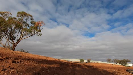 el lapso de tiempo de las nubes que se mueven a través de los cielos del interior de australia