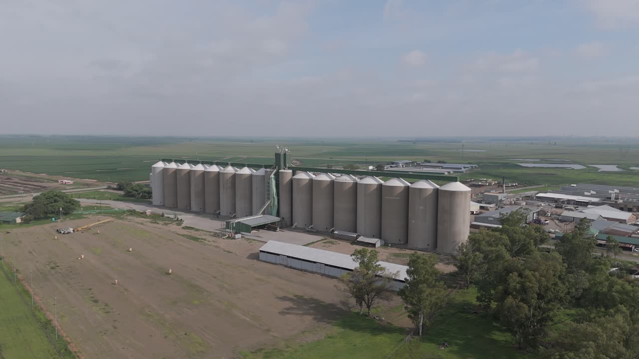imágenes aéreas de 4k, dando vueltas alrededor de silos, mataderos y otras fábricas comunitarias agrícolas en el estado libre, sudáfrica