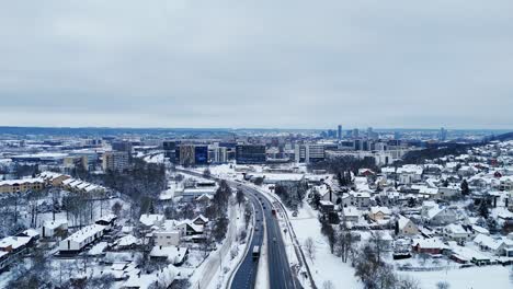 Establecimiento-Aéreo-Panorámico-De-La-Ciudad-Cubierta-De-Nieve,-Vilna,-Lituania.