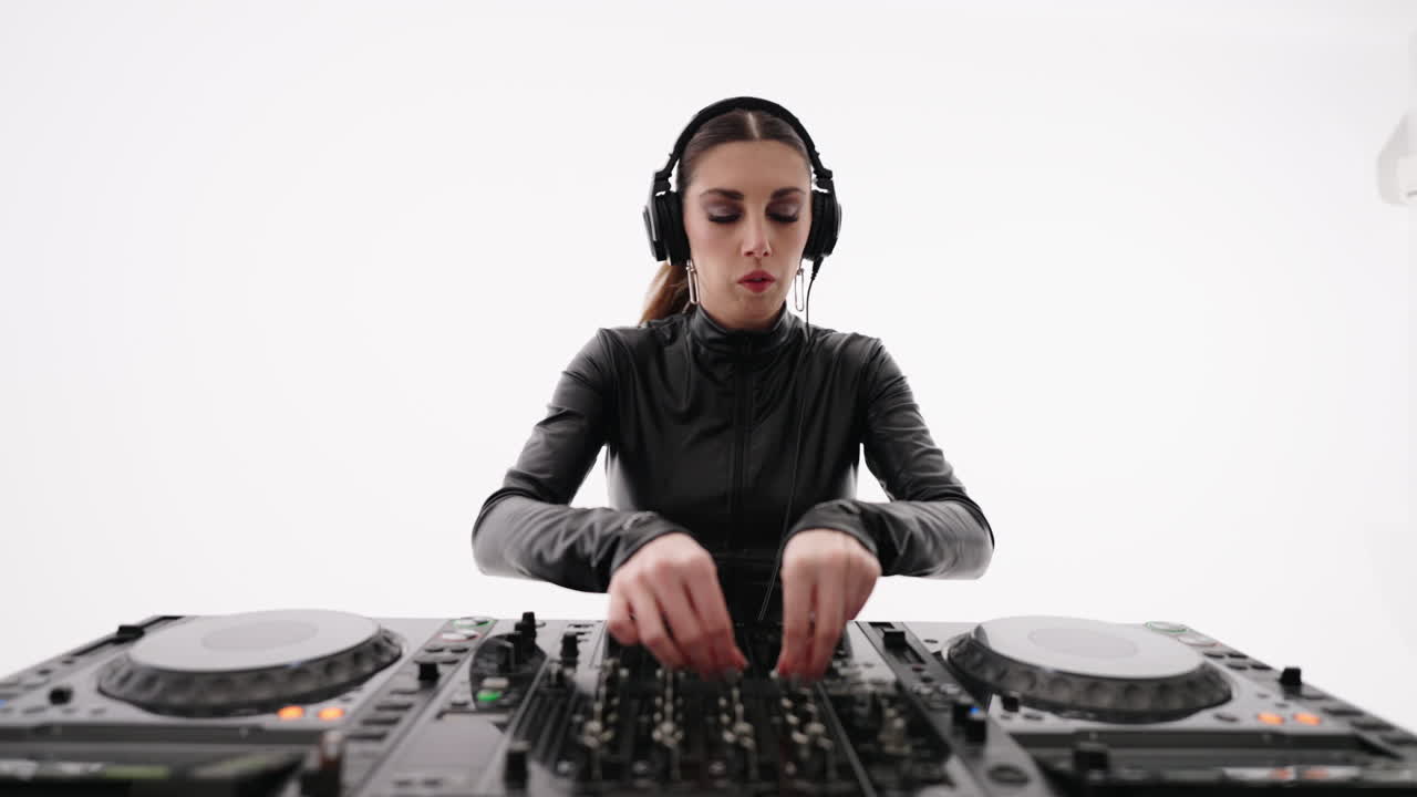 una mujer tocando en un estudio.