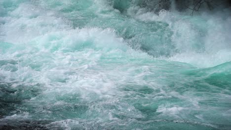 Agua-Del-Río-De-Montaña-Con-Primer-Plano-En-Cámara-Lenta