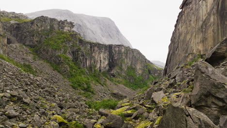 Escarpados-Acantilados-Rocosos-Del-Cañón-Hellmojuvet-En-Nordland,-Norte-De-Noruega