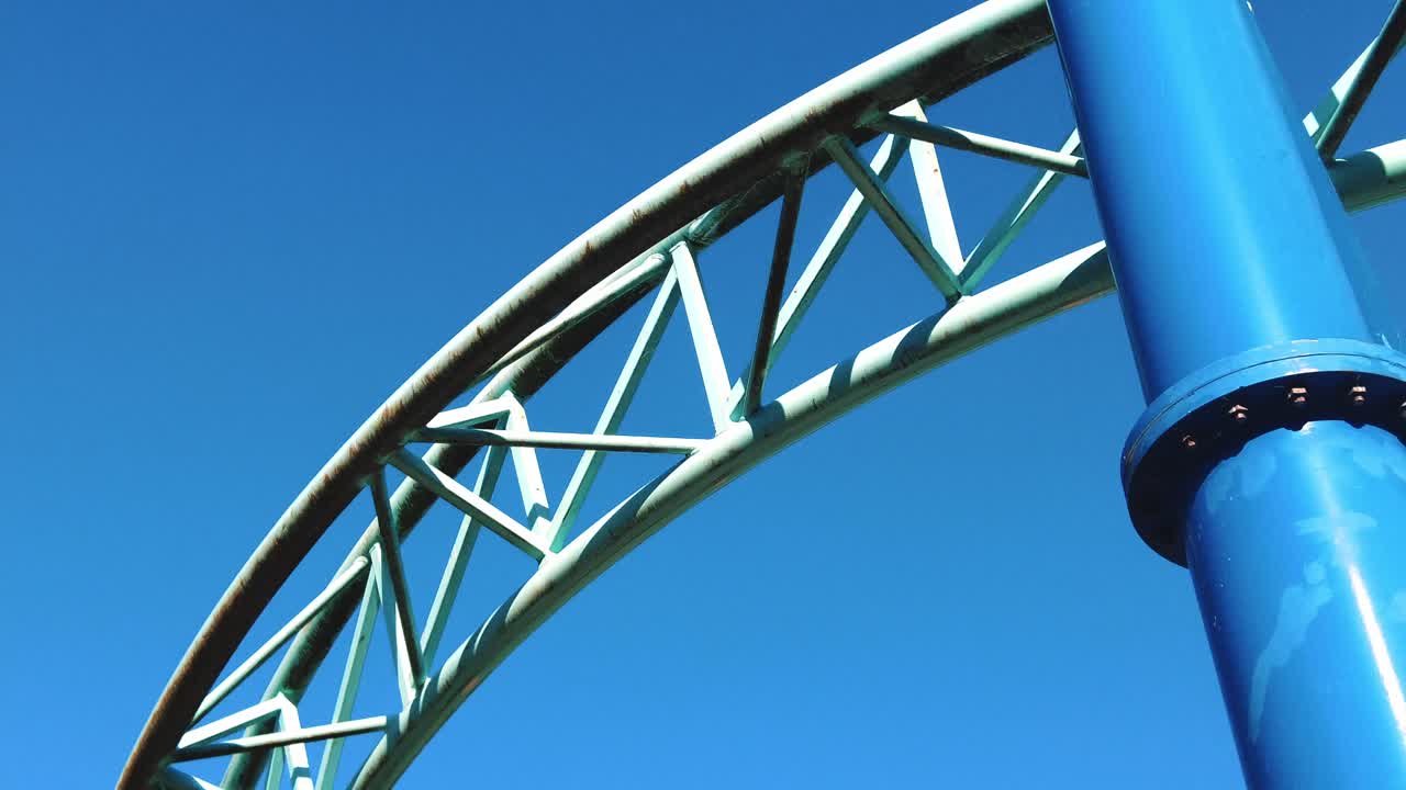 화창한 날 맑은 하늘에 놀이 공원에서 파란색 롤러 코스터 트랙을 닫습니다.