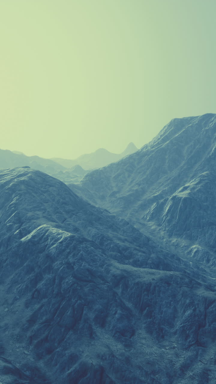 Paisaje montañoso de niebla