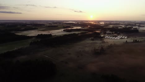 Flug-über-Sonnenuntergangsnebel-In-Goldener-Stunde-Nach-Regen