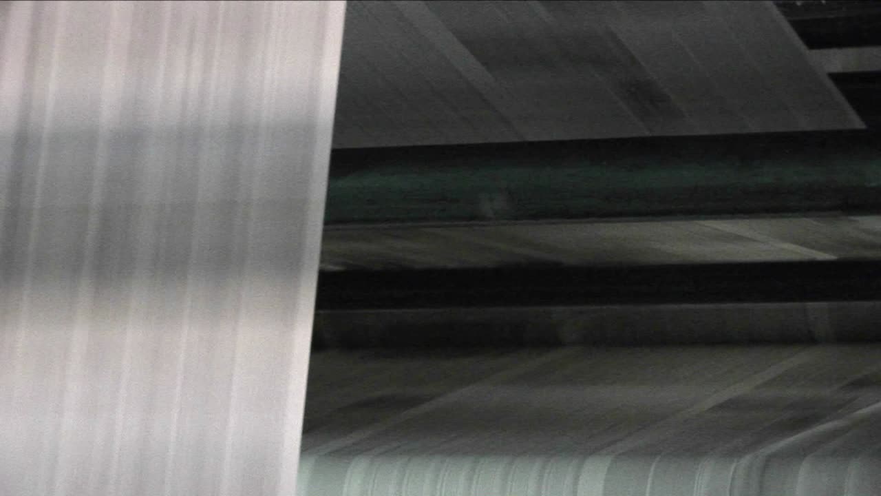 los periódicos se mueven a lo largo de una línea de montaje en una fábrica 2