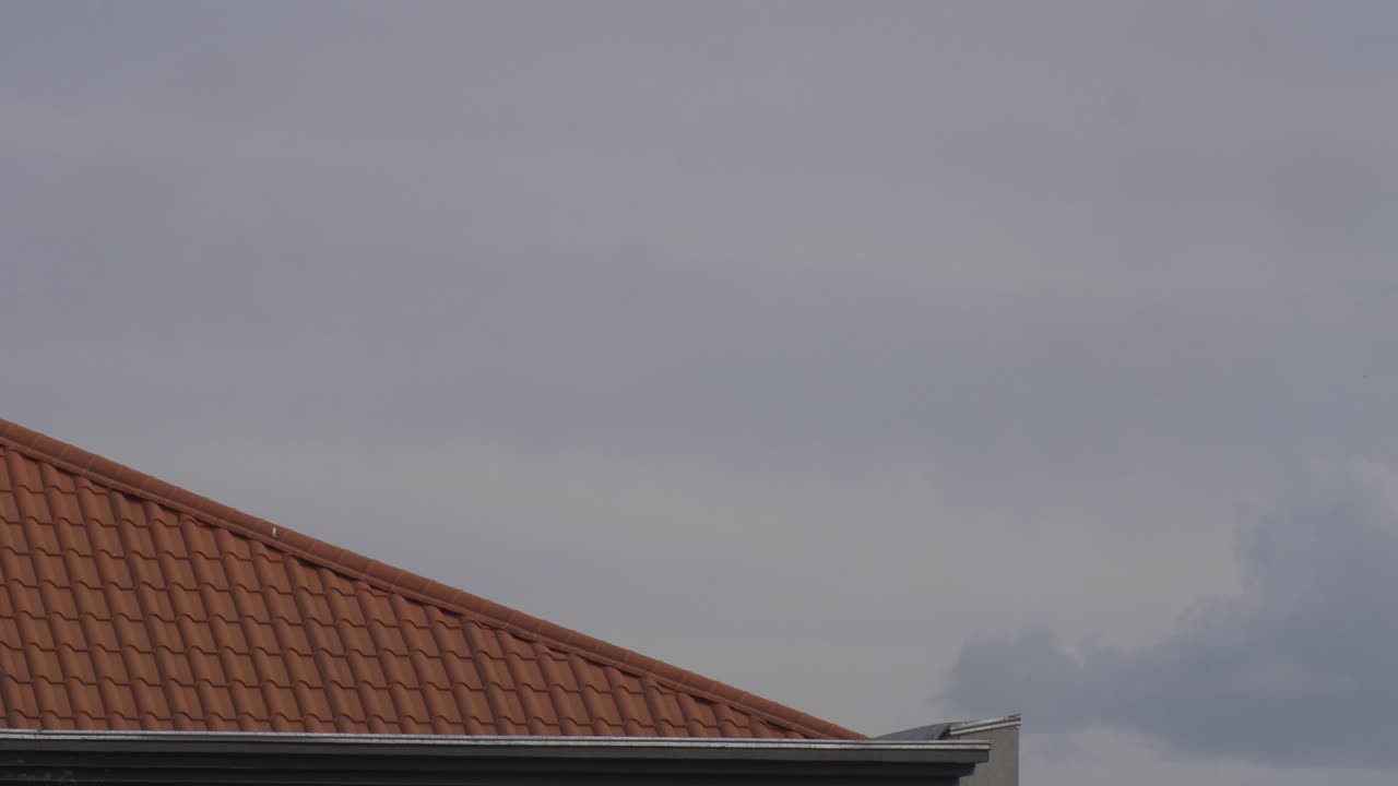 건물의 모서리가 구름을 가리고 건물 뒤에서 생성된 것처럼 보입니다.