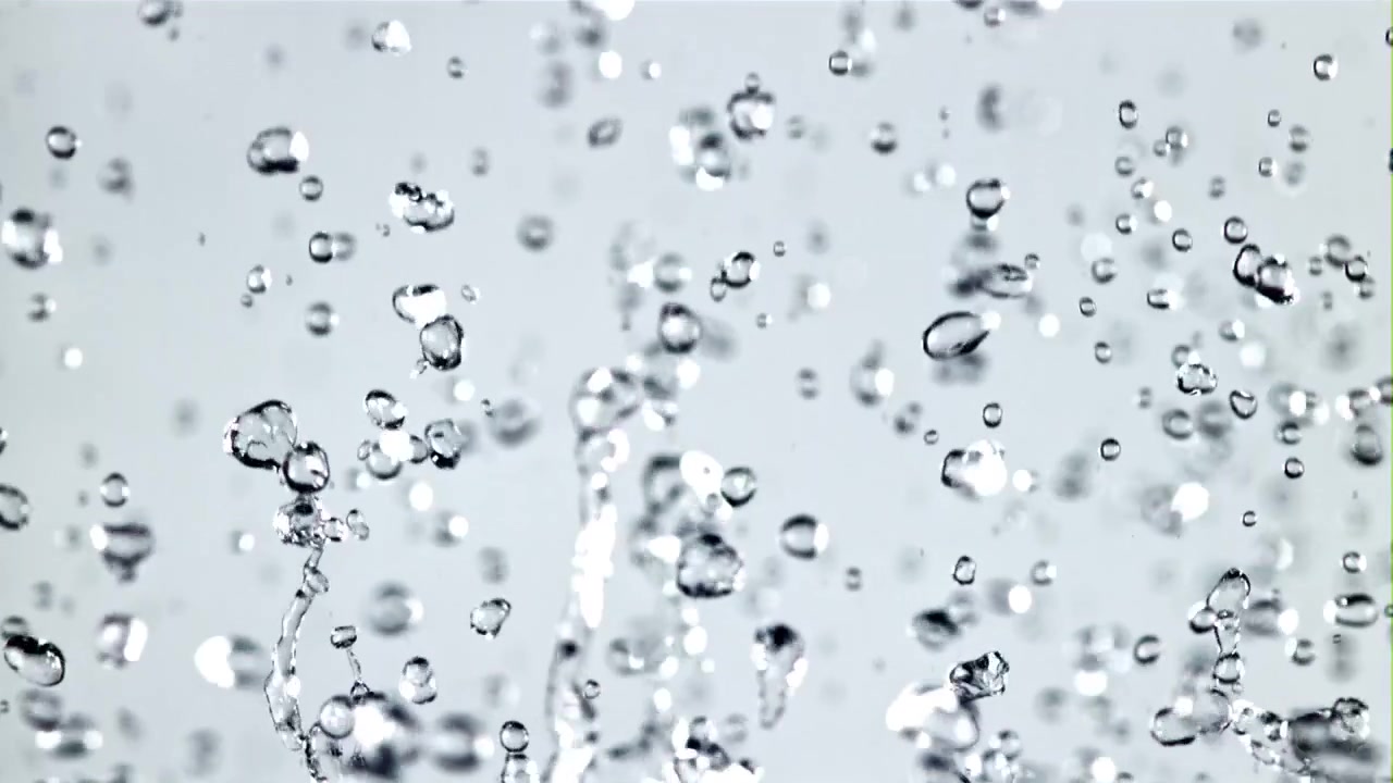 Rallentatore astratto di goccioline d'acqua su uno sfondo chiaro.