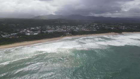 Kühlen-Ozean-An-Einem-Bewölkten-Tag-Am-Strand