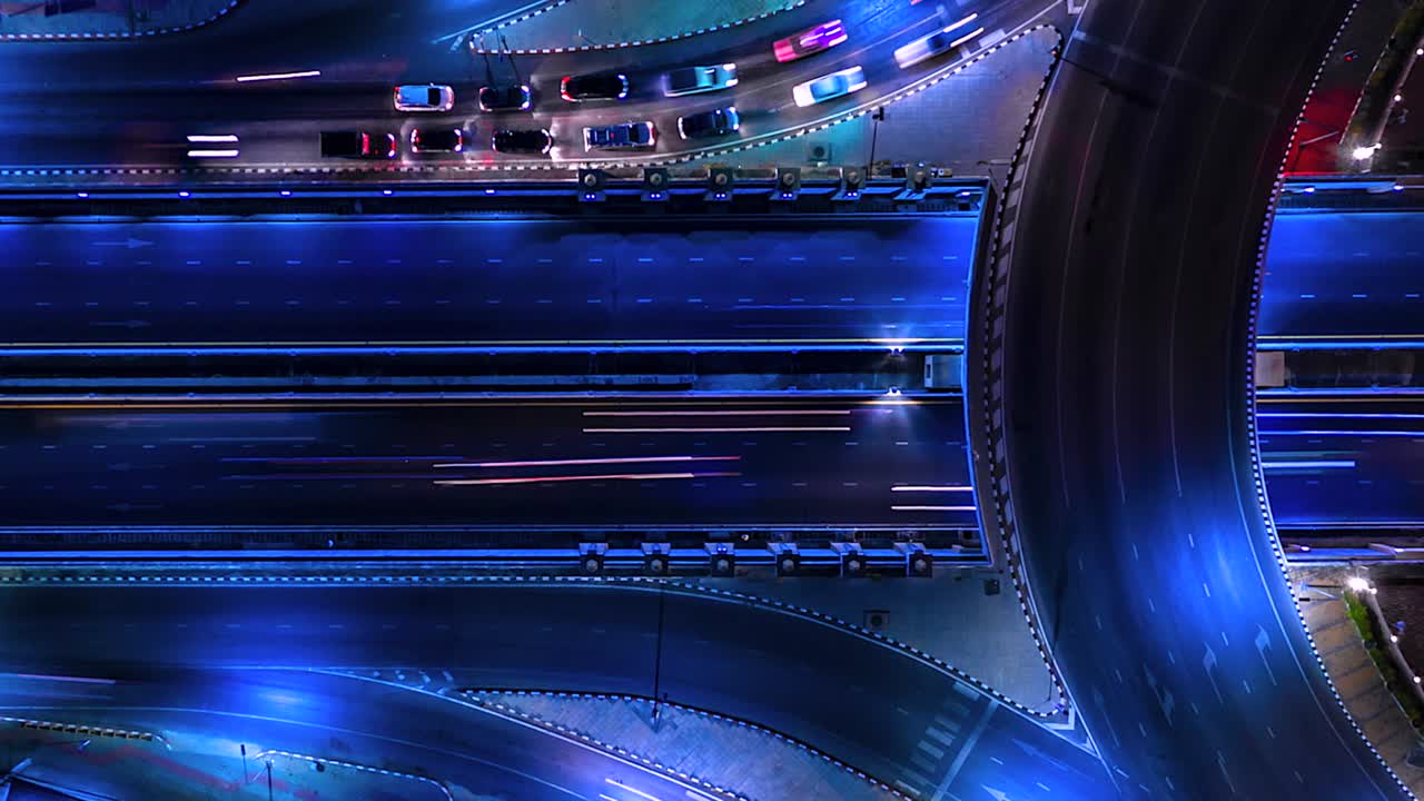 4k, 밤에 도로에서 순환하는 시간 간격 교통