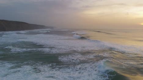 Olas-Del-Océano-Atlántico-Rompiendo-Al-Atardecer-En-La-Playa-De-Magoito,-Portugal