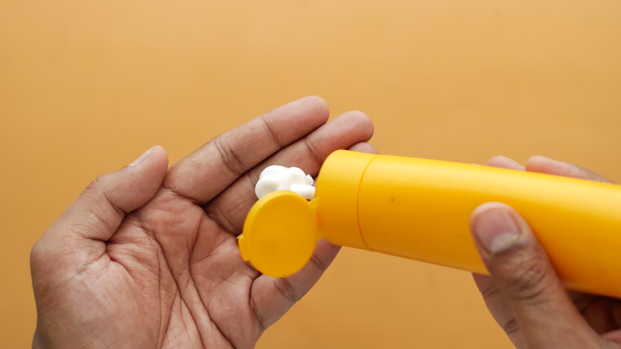 자외선 차단제를 적용하는 것