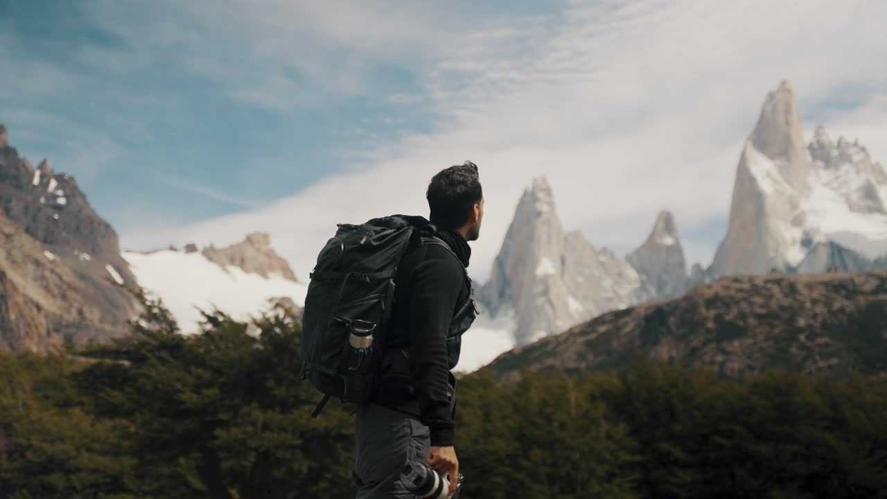 un excursionista admirando las vistas panorámicas en la montaña fitz roy en la patagonia, argentina - toma media