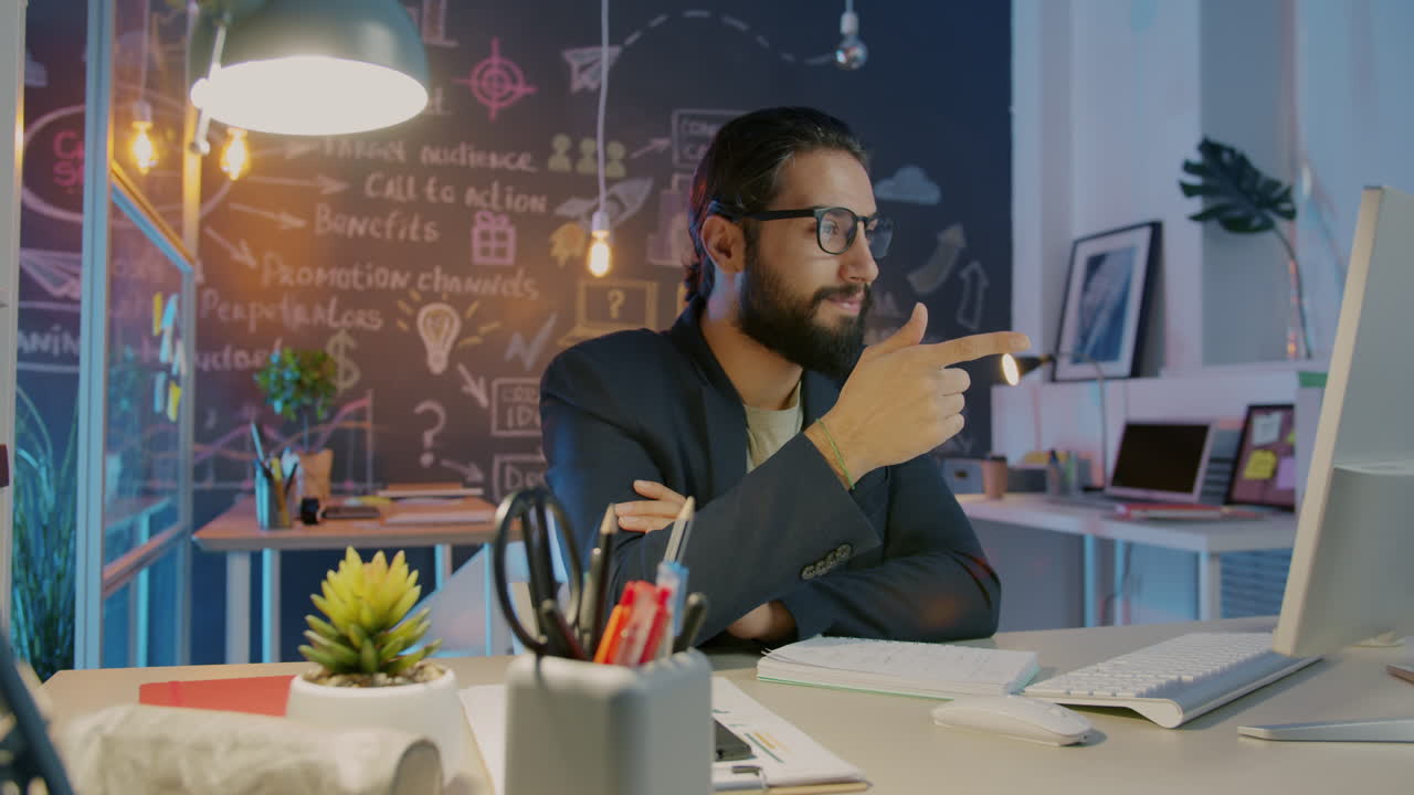 hombre de negocios trabajando en la computadora en la oficina