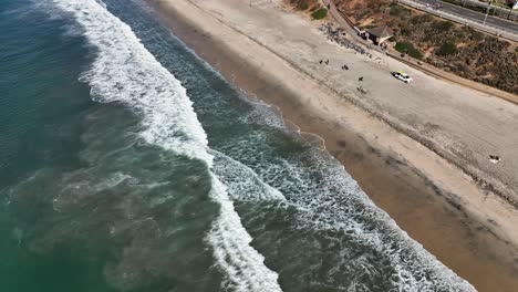 Incline-Hacia-Arriba-El-Video-De-Las-Olas-Rompiendo-En-La-Playa-De-Arena-A-Lo-Largo-De-La-Costa-Y-La-Hermosa-Ciudad-De-Carlsbad,-California,-EE.UU.